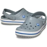 Zuecos Crocs modelo Crocband™ en color lila claro con plataforma blanca y una línea decorativa morada. Presentan el diseño clásico con orificios de ventilación y tira trasera ajustable.