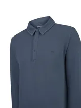 Buzo de manga larga color azul navy de RKF, confeccionado en algodón orgánico. Cuenta con cuello camisero, media apertura con botones y detalle de bordado de pato en el pecho.