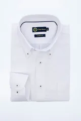 Camisa blanca de corte clásico, confeccionada en tela Oxford, con cuello abotonado y bolsillo en el pecho. Marca Club House.