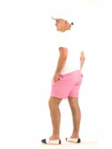 Short de baño amarillo con cintura elástica y logo pequeño en la pierna.