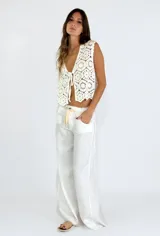 Pantalón palazzo de lino color blanco, con bolsillos laterales y cintura con lazo ajustable.