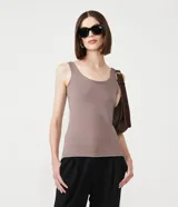 Blusa musculosa color gris claro, con escote en U y breteles anchos. Confeccionada en poliamida y poliéster.