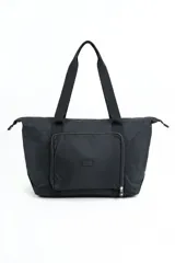 Bolso tipo tote negro con asas de hombro resistentes, cierre superior y un amplio bolsillo frontal con cierre.