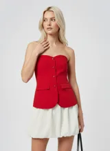 Top bandeau sastrero color rojo, strapless, con calce ajustado, estructura firme y botones decorativos.
