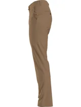 Pantalón chino slim color marrón claro, con diseño de cuatro bolsillos, trabillas para cinturón y cierre frontal con botón y cremallera.