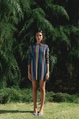 Minivestido de tejido de punto con lurex a rayas verticales de colores azul, amarillo, verde y negro.