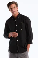Camisa de hombre negra de popelina elástica, con cuello abotonado, manga larga y bolsillo en el pecho.