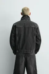 Cazadora de denim de algodón con corte regular fit, cuello solapa, cierre frontal con botones metálicos, mangas largas con puños abotonados y bolsillos laterales de vivo.