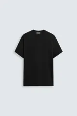 Jersey de manga corta y cuello redondo, confeccionado en tejido de punto de algodón, con un calce relajado y acabados en rib.