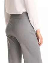 Pantalón de vestir marca Tahari, corte wide leg con tiro alto y cintura elástica. Confeccionado en tejido elastizado de textura lisa.
