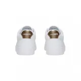 Championes Lacoste modelo Courtcage Ace, de diseño urbano y minimalista en color blanco. Presentan el logo del cocodrilo en tono dorado metálico en el lateral y un detalle a juego en el talón. Cuentan con cierre de cordones y suela de goma resistente.