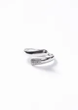 Anillo abierto de diseño entrelazado en plata 925, con un extremo liso y el otro decorado con pequeñas zirconias incrustadas.