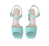 Sandalias de cuero color turquesa con textura de piel de serpiente, taco de 10 cm y plataforma de 2 cm. Cuentan con tiras sin costuras y cierre de hebilla en el tobillo.