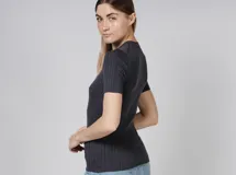 Remera negra de punto acanalado con cuello redondo y mangas cortas.