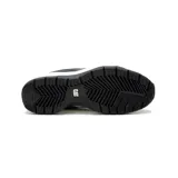 Sneaker de estilo chunky con capellada de cuero negro, cordones al tono y suela de plataforma blanca con base de goma negra. Presenta costuras decorativas en los laterales y diseño ergonómico.