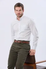 Pantalón de pana de corte recto y cinco bolsillos, con cierre de botón y cremallera, y detalles metálicos personalizados.