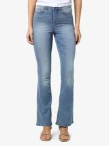 Pantalón jean flare de tiro alto, confeccionado en denim elástico con efecto desgastado y silueta ajustada que se ensancha levemente hacia los tobillos.