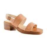 Sandalia de cuero negra con dos tiras anchas horizontales sobre el empeine y tira con hebilla al tobillo. Taco bajo cuadrado.