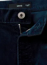 Pantalón de tiro alto confeccionado en tejido de pana con diseño wide leg. Cuenta con cierre de botón y cremallera, trabillas para cinturón y cinco bolsillos clásicos.