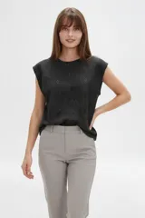 Musculosa de algodón color negro con efecto lavado, diseño holgado, cuello a la base y detalles de broderie en toda la prenda.