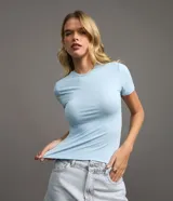 Remera básica de poliamida color celeste, con cuello redondo y mangas cortas.