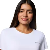 Remera técnica deportiva Columbia de manga corta en color blanco, con cuello redondo y el logo de la marca impreso en el pecho. Cuenta con tecnología Omni-Wick para absorción de humedad, faldón posterior y aberturas laterales en el dobladillo.