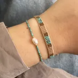 Pulsera tejida a mano con cuentas Miyuki en tonos beige, marrón y celeste, con diseño regulable.