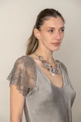 Blusa color visón con escote en V y mangas cortas de encaje.