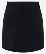 Short pollera de tiro alto confeccionado en bengalina, con cintura estructurada y cierre frontal con cremallera y corchete. Presenta un diseño ajustado y minimalista.