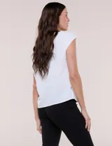 Blusa blanca de corte recto y calce relajado, con escote en V y franja vertical central negra a contraste. Cuenta con mangas cortas tipo cap sleeve.