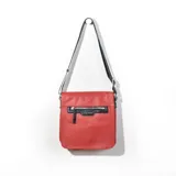 Bandolera roja de símil cuero con doble cierre y correa larga regulable.