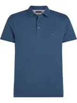 Chomba azul de corte slim fit, con cuello polo, tapeta de dos botones y logo de la marca bordado en el pecho.