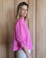 Blusa de algodón con cuello mao y volados, mangas largas con puños elásticos y corte holgado.