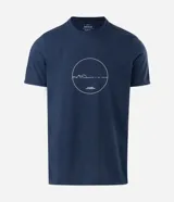 Remera regular de algodón y poliéster color azul marino, con cuello redondo, mangas cortas y estampado geométrico de montaña en el centro del pecho.