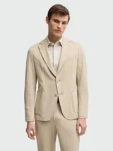 Blazer de vestir color beige con textura, solapas de muesca, cierre de dos botones, bolsillos de parche y corte entallado.