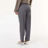 Pantalón de corte recto y tiro alto en color gris, con diseño clásico de vestir, pinzas frontales y cierre oculto.