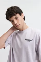 Remera blanca de manga corta con corte oversize y cuello redondo. Estampado en la espalda con una escultura clásica y la palabra 'Renaissance'.