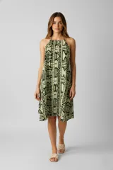 Vestido midi con estampado abstracto en tonos verde y negro, de breteles finos y corte amplio.