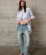 Jean wide leg de tiro medio, con corte relajado y acabado en tono azul claro lavado.