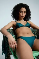 Bombacha less color gris metalizado, corte en V, con detalle de logo metálico en el frente.