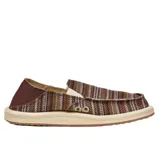 Zapatos tipo slip-on Sanuk modelo Donny Novelty, con capellada de algodón estampado en tonos marrones con diseño de espiga. Presentan talón plegable, suela de goma clara y paneles elásticos laterales para mayor comodidad.