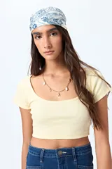 Top corto color amarillo, de mangas cortas y escote redondo.