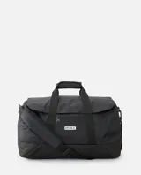 Bolso de viaje tipo duffle de Rip Curl, modelo Packable Duffle 35L Icons, en color negro. Cuenta con abertura principal en forma de U, bolsillo frontal con cierre, asas de transporte superiores y correa de hombro ajustable y extraíble. Incluye detalle de etiqueta con el logo de la marca en el frente.