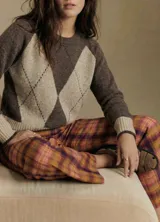 Sweater de punto con diseño de rombos en tonos marrón y beige, cuello redondo y mangas largas con puños acanalados en contraste.