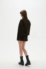 Campera de jean color marrón oscuro, con cierre frontal, cuello clásico y bolsillo frontal tipo parche.