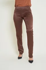 Pantalón de vestir color chocolate, de satén con lycra y corte recto.