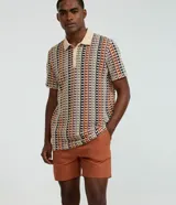 Bermuda playera de algodón con textura, corte recto, cintura elástica y bolsillos laterales.