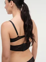 Corset blanco de encaje con copas con aros y breteles finos regulables.