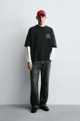 Sudadera negra de corte cuadrado con cuello redondo y mangas cortas con terminación en rib. Estampado frontal y trasero con la frase "Tutto Perfect Always-Anyway" en color rosa.