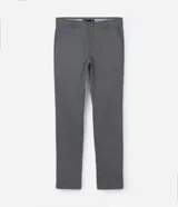 Pantalón slim de sarga color beige, de corte ajustado, con cierre frontal de botón y cremallera, y bolsillos laterales tipo cuchillo.